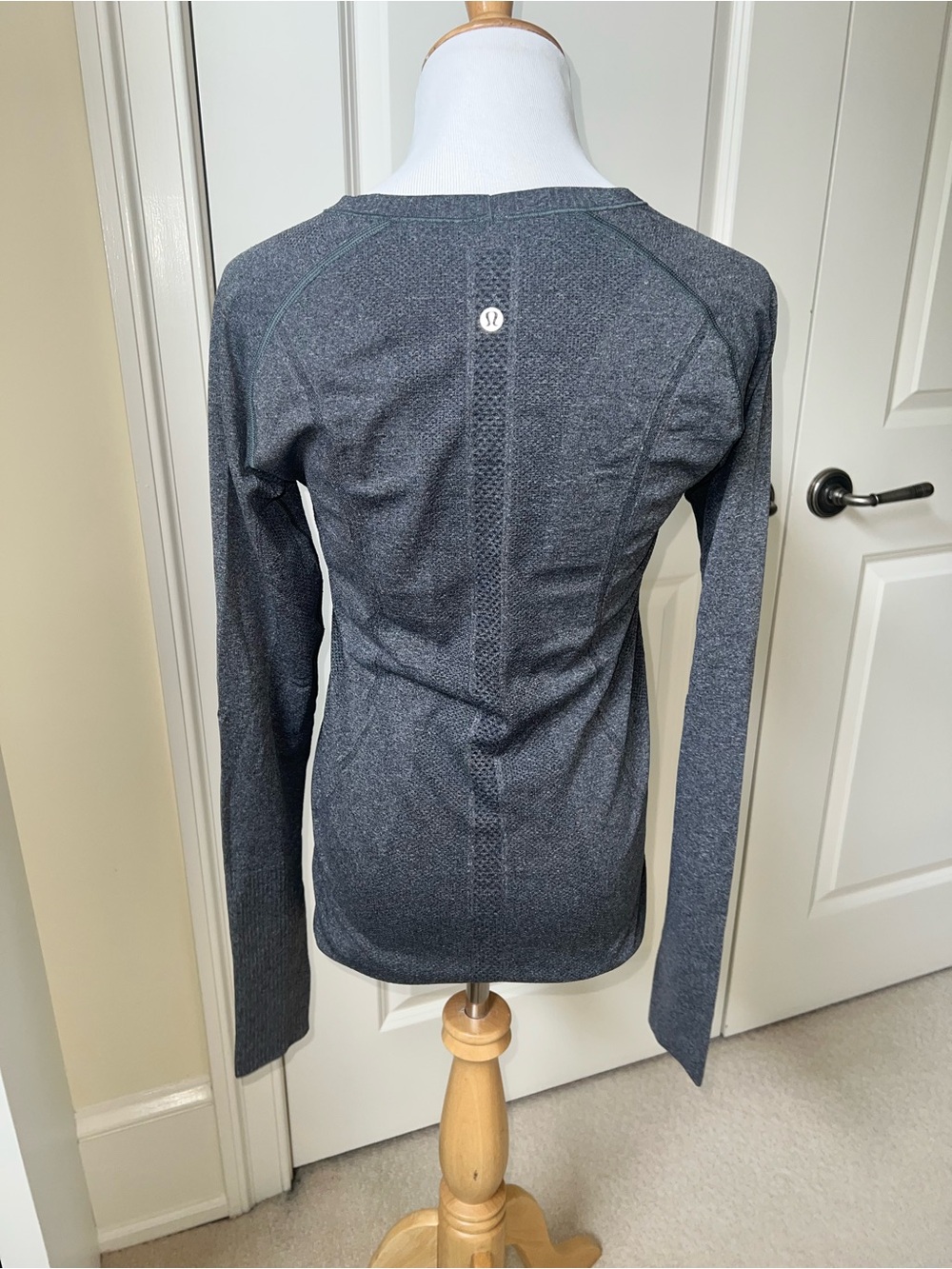 EUC Lululemon Swiftly Long Sleeve Tee Top - Picture 3 of 4